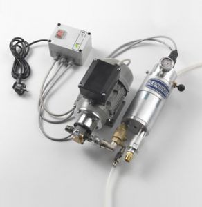 Комплект для выдачи масла 230 В, оснащенный электрическим насосом с автоматическим воздухозаборником и системой остановки насоса, утвержденной в соответствии с OIML R117-1, панель управления и выключатель с двойным давлением